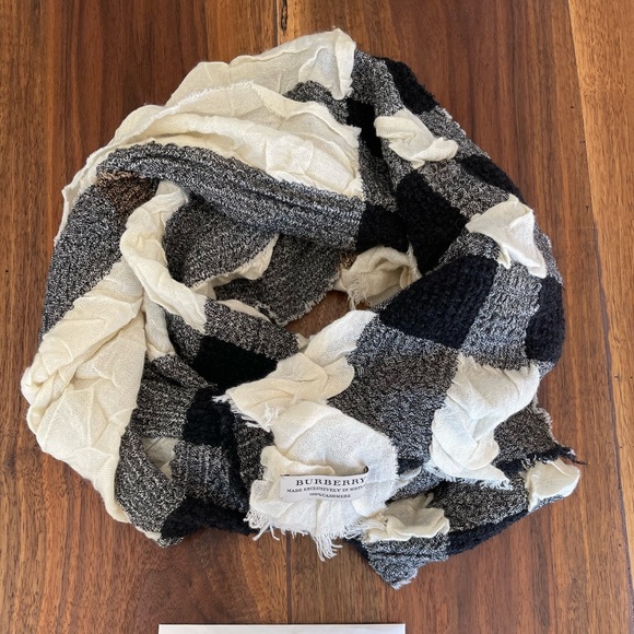 Burberry cashmere crinkle scarf